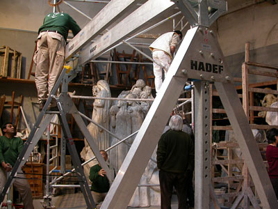 Les équipes ont installé échafaudages et portiques pour le déplacement des grandes œuvres Les équipes ont installé échafaudages et portiques pour le déplacement des grandes œuvres